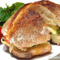 ボリューム満点 塩糀鶏のサンドイッチ | QBB大きいスライスチーズ