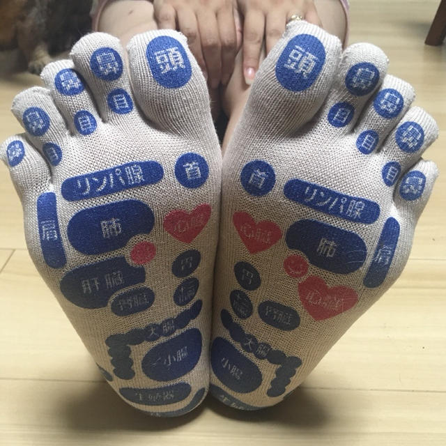 靴下履いて足裏マッサージで健康チェック！