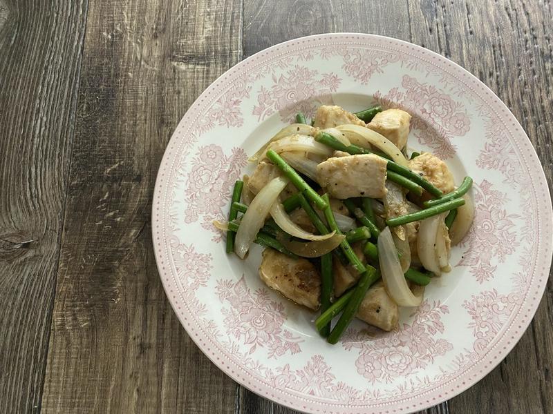 鶏むね肉とにんにくの芽の五香粉炒め