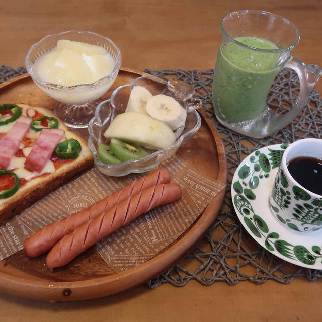 ”完熟トマトのピザソース”でピザトースト　と　ビカクシダ（コウモリラン）♪