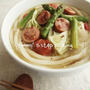 「冷凍うどんでお悩み解決キッチン」がスタートです♪レシピは、ソーセージとトマトの野菜スープうどん