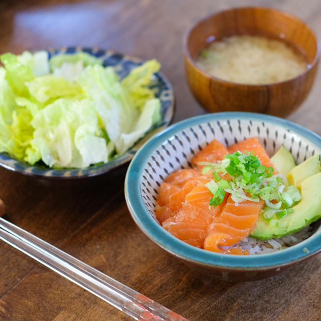 【レシピ】発酵玉ねぎ入りのたれでうまみアップ – 『サーモンの漬け丼』