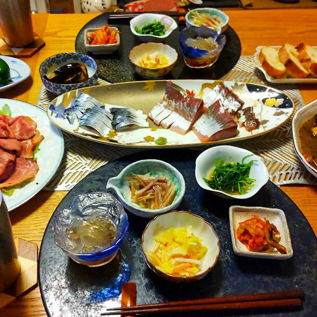お刺身、ローストビーフ、チキンハーブ煮と小鉢5品で晩酌