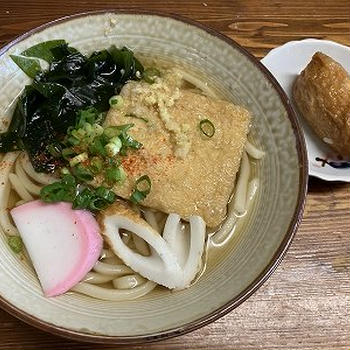 家うどんと稲荷寿司。きなこ（飼い猫）が大変なことに