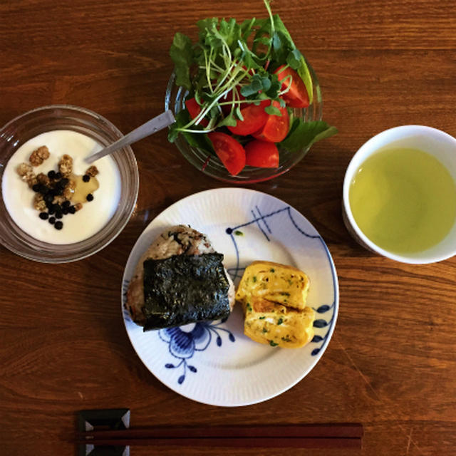 今朝はおにぎりと卵焼き