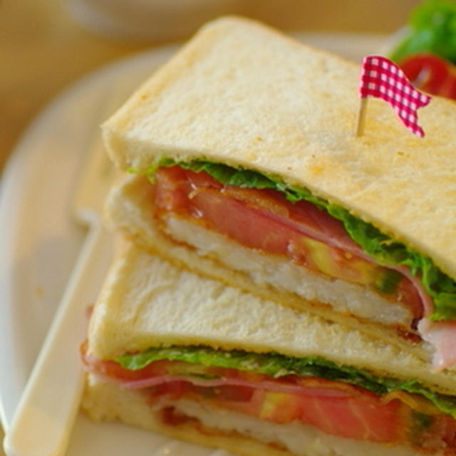 ハッシュポテトとカリカリベーコンのサンドイッチ