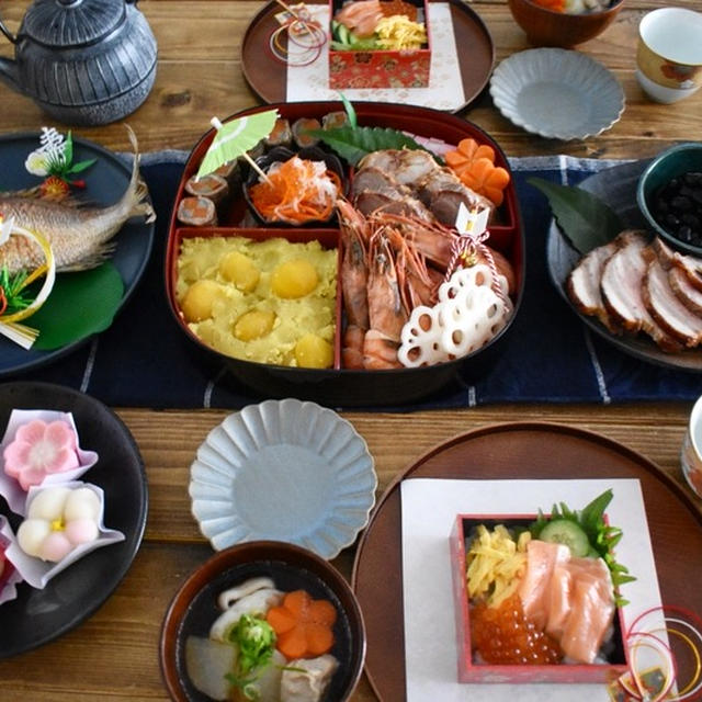 明けましておめでとうございます。ミニちらし寿司でおせち
