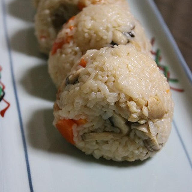 2月3日　　鶏の炊き込みごはんにぎり