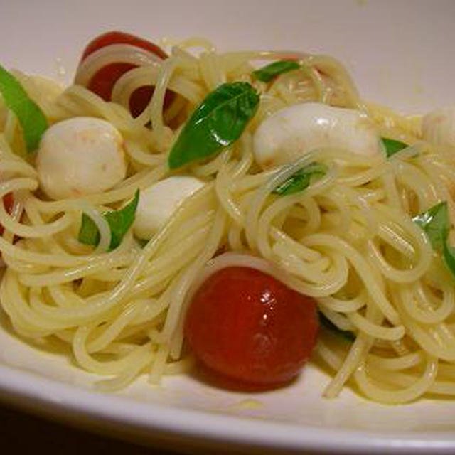 冷たいパスタ　トマトとモッツァレラ