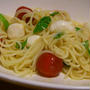 冷たいパスタ　トマトとモッツァレラ