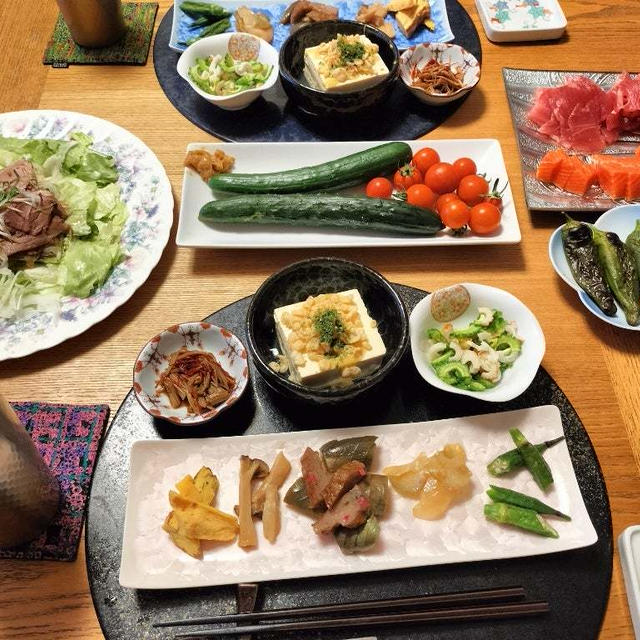 ローストビーフサラダとお刺身と焼き万願寺とかと小鉢8品で晩酌