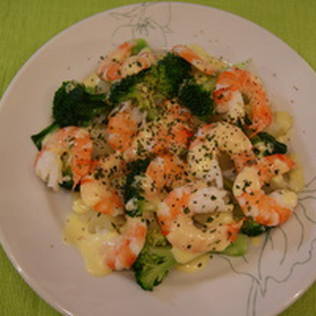 えびと温野菜のサラダ。