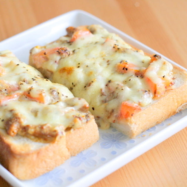 さんま蒲焼とトマトのチーズトースト