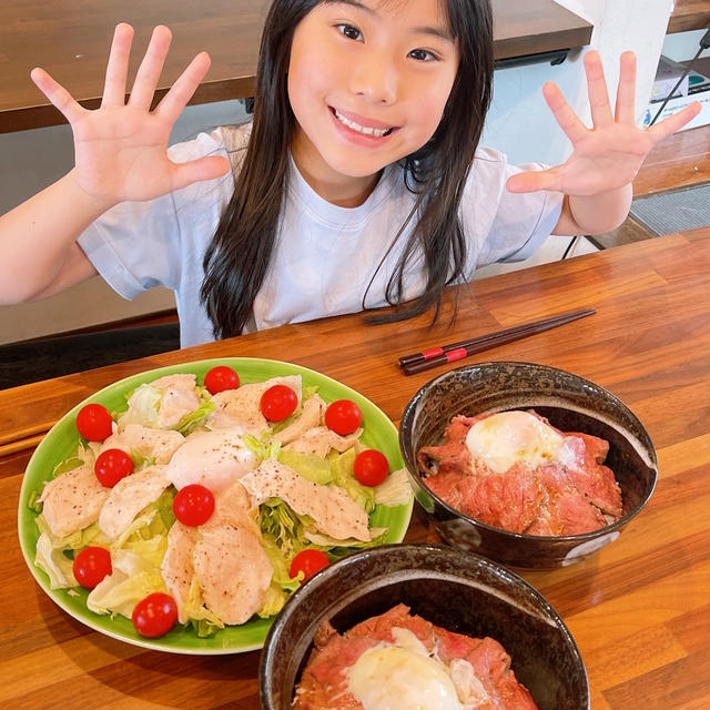 ランチは低温調理で作ったローストビーフ丼とサラダチキンです！！