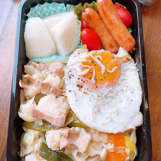 もつうどん弁当です！！