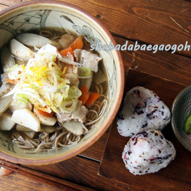 温まる！！けんちん蕎麦と梅紫蘇ゴマのおにぎり