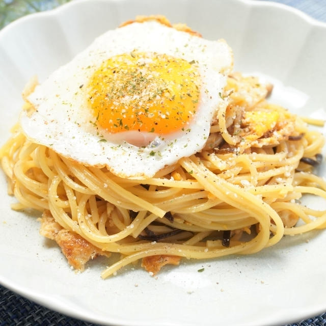 家にあるもので楽うま！目玉焼きと塩昆布のガリバタ醤油パスタの作り方・レシピ