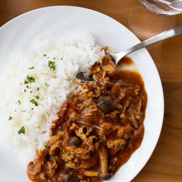 トマトたっぷり！ポークきのこカレー。