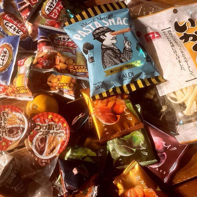 お菓子の山と勉強の山