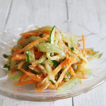 彩り野菜とさしみこんにゃくのサラダ