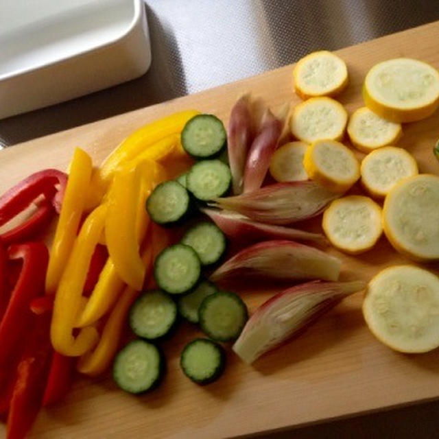 暑くて食欲のない時にポリポリ食べる。みょうが、ズッキーニ。。。夏野菜のピクルス。