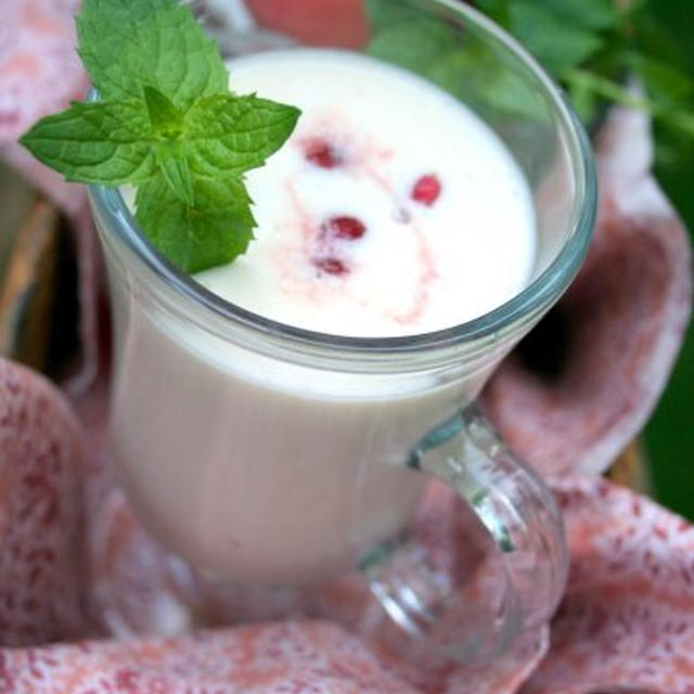 White Peach Yogurt Drink with Pomegranate Syrupざくろシロップ入り桃ヨーグルトドリンク