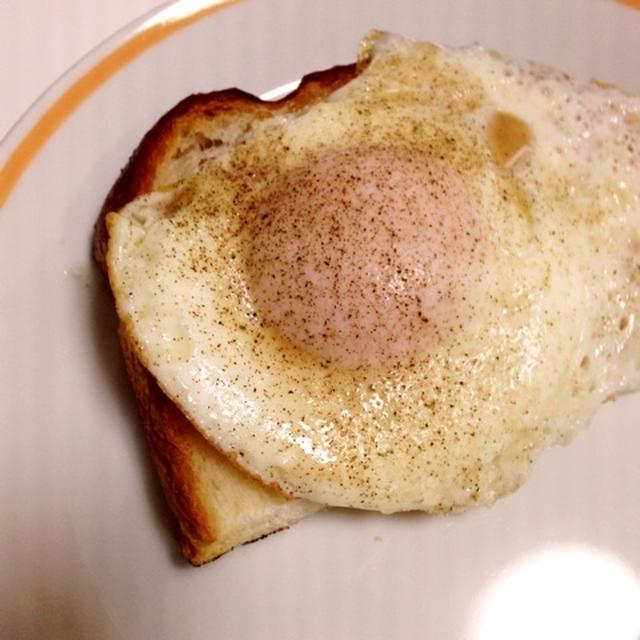 食パンと目玉焼き