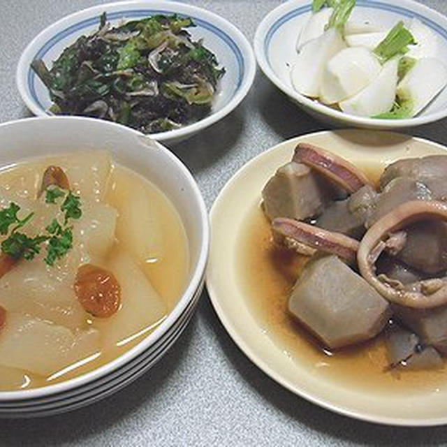 冬瓜の洋風魚介スープ。里芋とイカの煮物弁当。