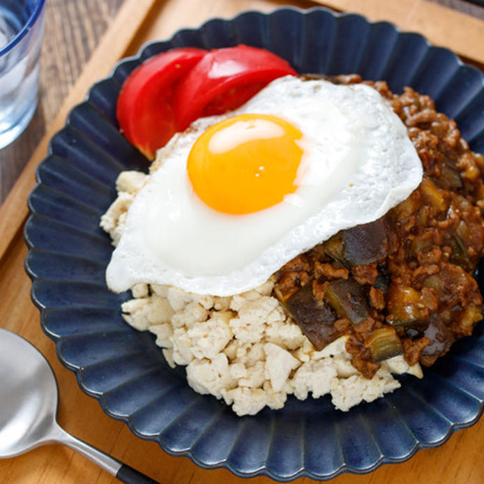 黒の器に盛り付けられた豆腐ライスの和風キーマカレー