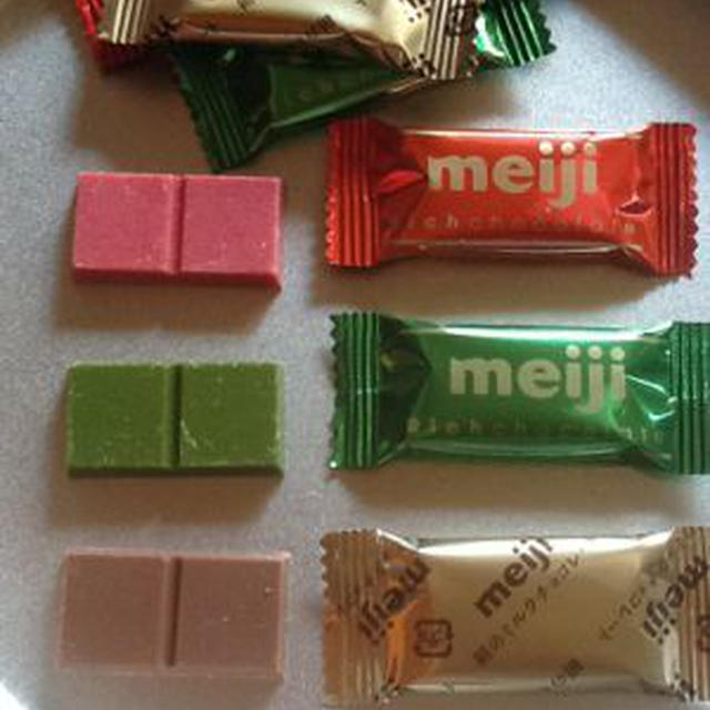 本日のお茶菓子、日本の量産チョコもおいし～