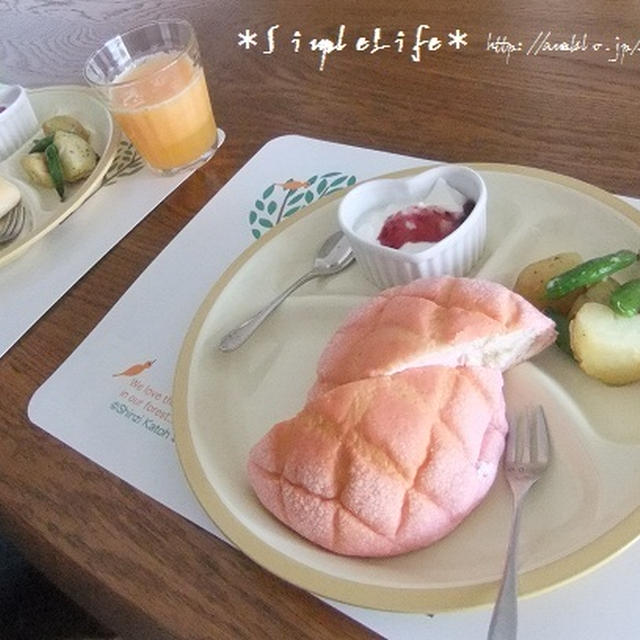 今朝の朝ご飯☆は、悪ノリの朝食と、菓子パンのこと