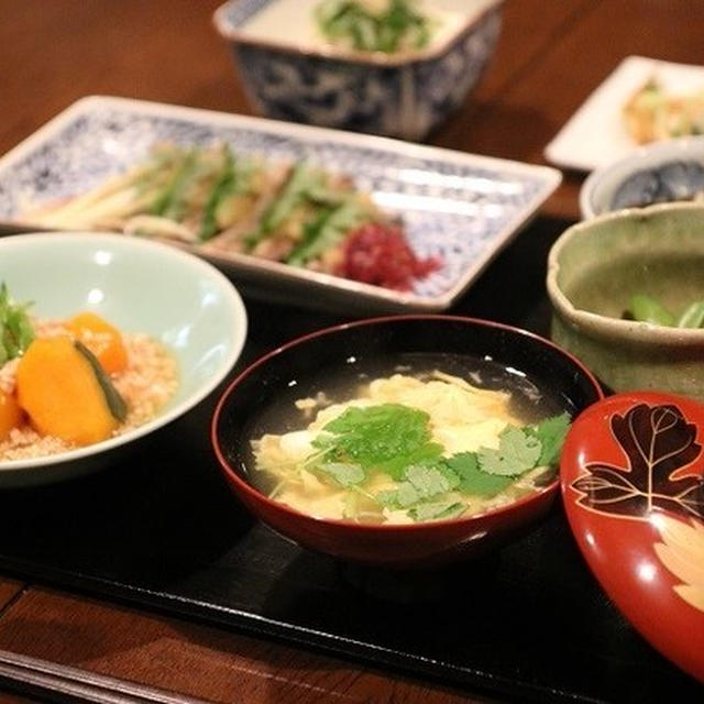 レシピ付き献立　カツオのたたき・かぼちゃの鶏そぼろあんかけ・桜エビのかき揚げ・スナップえんどうのだし煮・冷奴・かきたま汁