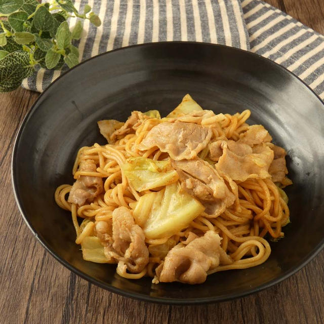 電子レンジで簡単！「豚肉とキャベツのカレーオイスター焼きそば」