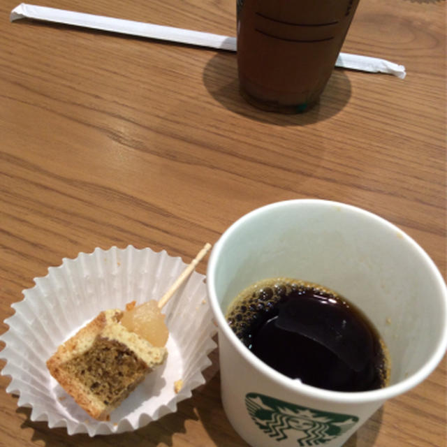 試食で満足するスターバックス