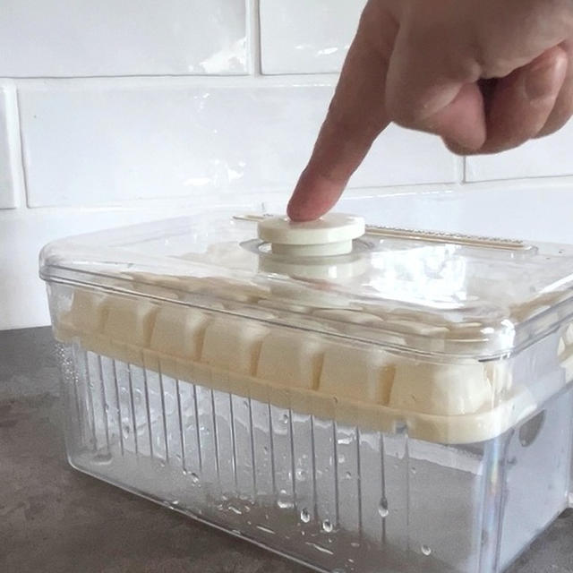 製氷が一瞬！ポンッと押すだけ氷が落ちる便利グッズ【大容量＆フタ付き】動画あり
