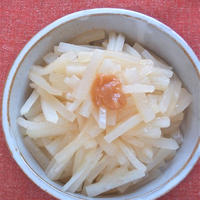 サッとゆでて和えるだけの簡単おつまみおかず〜大根の梅かつお和え。
