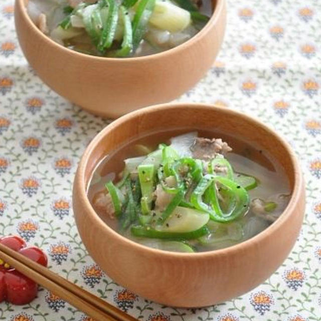 寒い日に温まる！長ネギと豚こまのお雑煮風