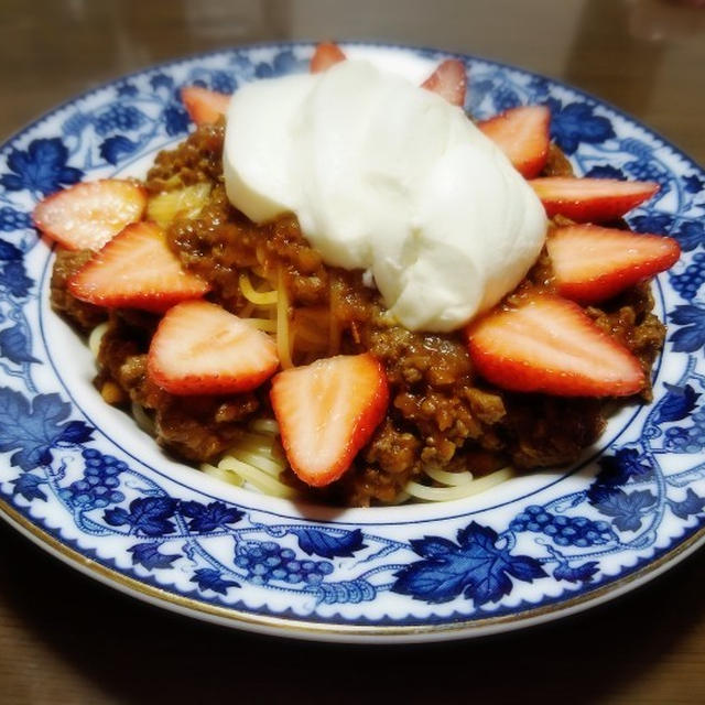 【家ごはん】 春のパスタ🌼 * いちごボロネーゼパスタ * イカスミパスタと ミネストローネ