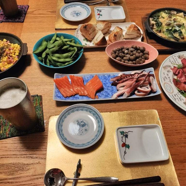 つついて呑めるコーンベーコンや小松菜と揚げの玉子とじ、お刺身、ローストビーフなんかで晩酌