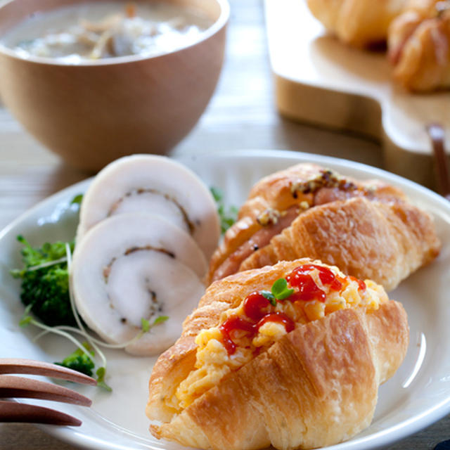クロワッサンサンドの朝ごはん。