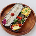 【2品弁当レシピ】野菜たっぷり！「塩さばと野菜のカレー風味」と「グリンピース入りレンジ炒り卵」連載更新しました