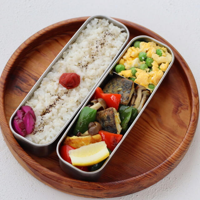 【2品弁当レシピ】野菜たっぷり！「塩さばと野菜のカレー風味」と「グリンピース入りレンジ炒り卵」連載更新しました