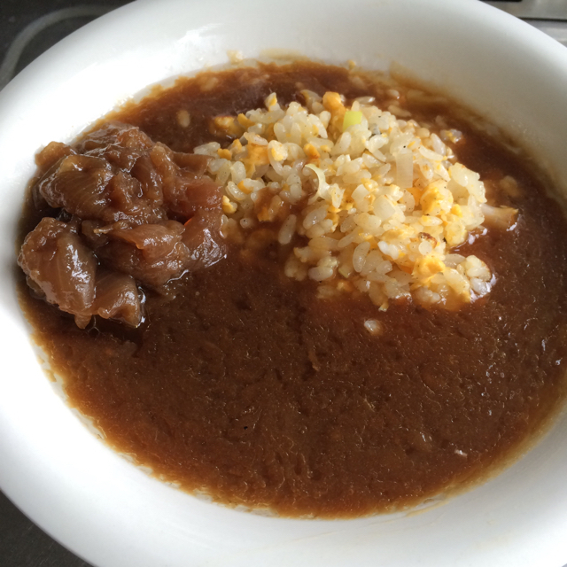 鶏油と醤油と飴色玉ねぎの餡掛け炒飯