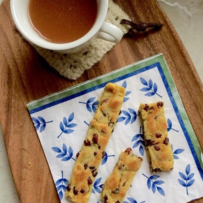 木のお皿にのった小豆茶と小豆とさつまいものスティックケーキ