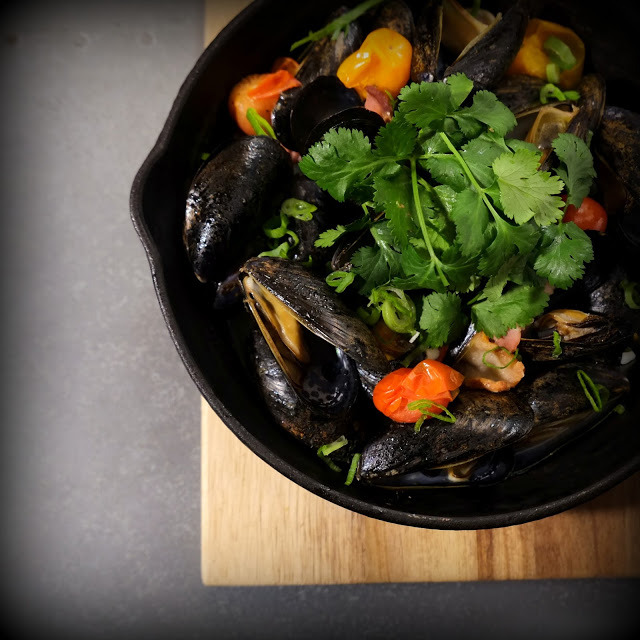 STEAMED MUSSELS ムール貝のワイン蒸し