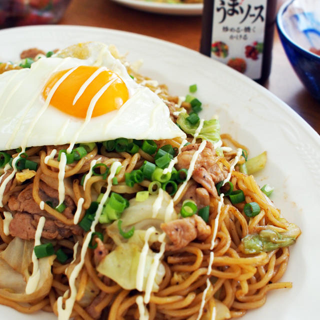 「うまソース」で焼きそば目玉焼きのせ