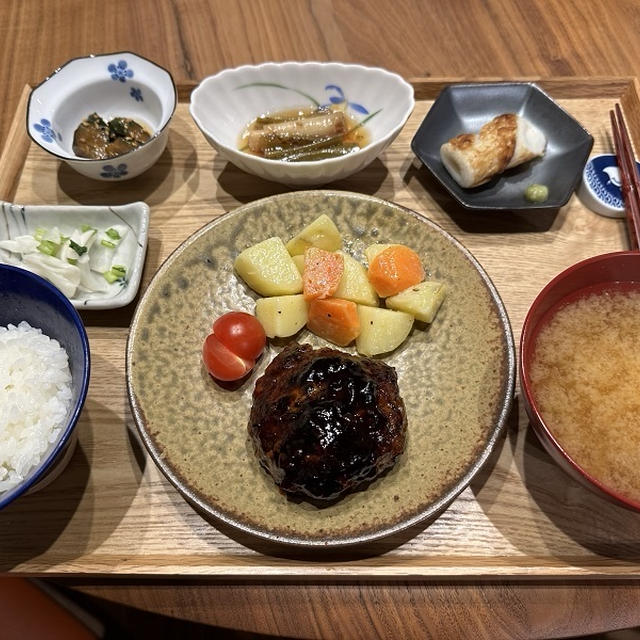 【献立】ハンバーグ、じゃがいもと人参のバターソテー、カブの即席漬け、きゅうりのナムル、長ねぎの焼き浸し、ちくわにわさび、カブのお味噌汁