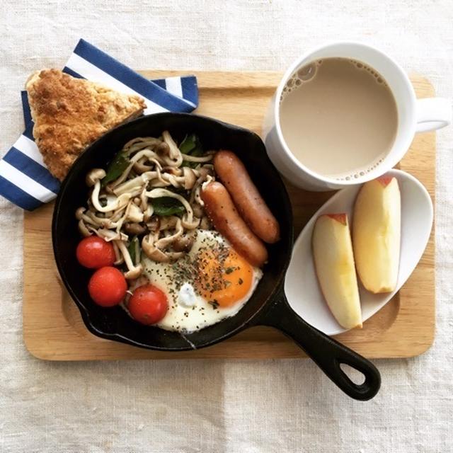 2月15日の朝ごはん。調理時間8分。スキレット目玉焼きとスコーン
