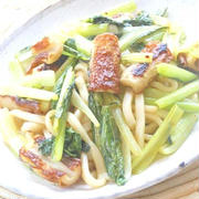 ポン酢醤油でサッパリ！こんがりちくわと小松菜の焼きうどん。
