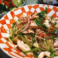がっつりな食卓〜鶏胸肉のタイ風サラダ